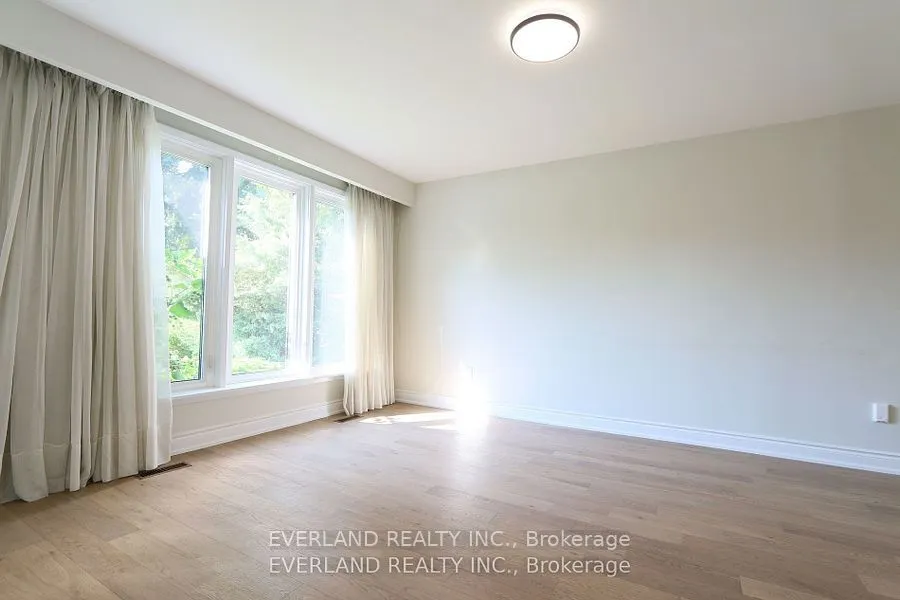 34 Invergordon Avenue, #upper