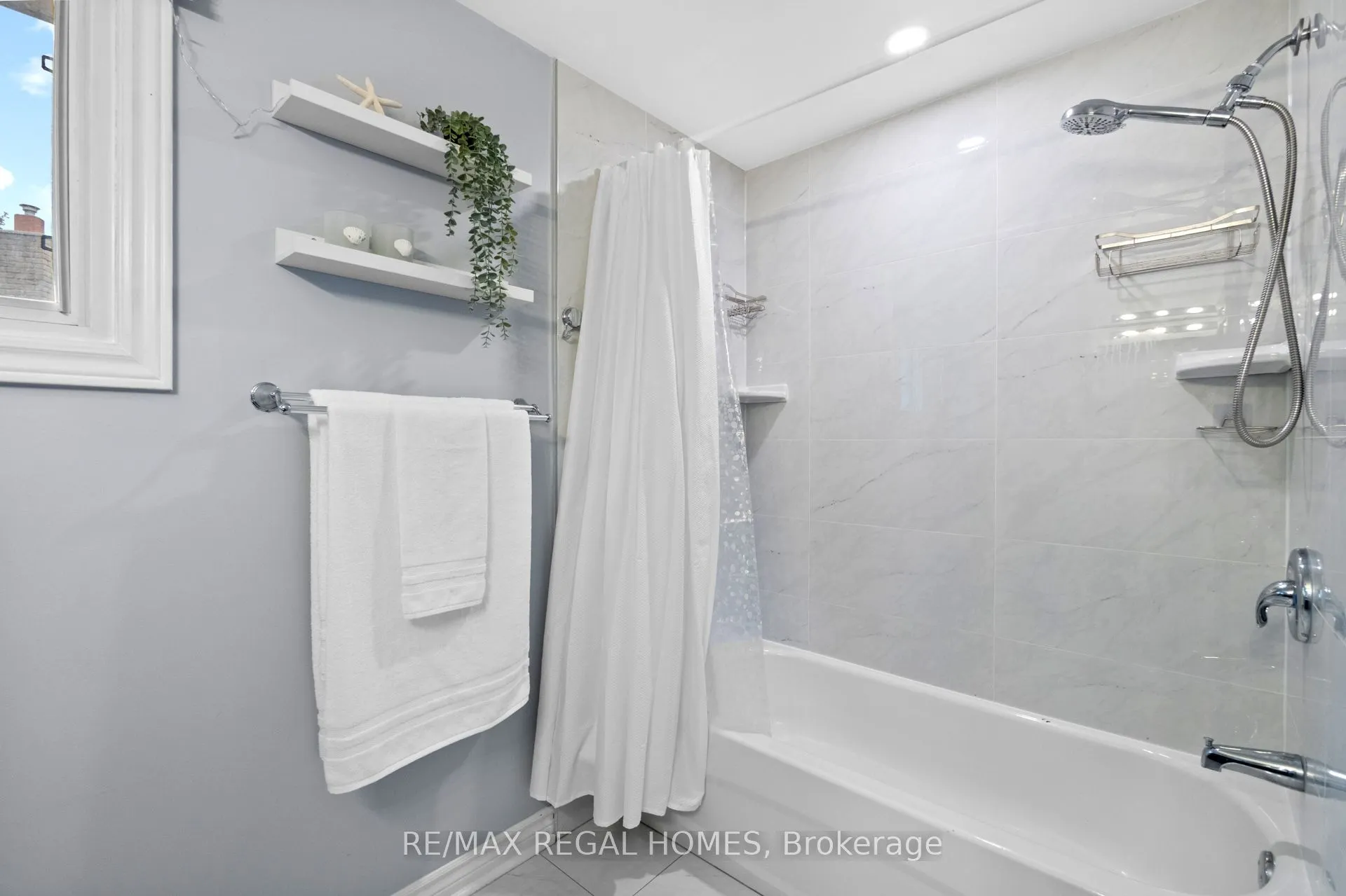 635 Capilano Crescent