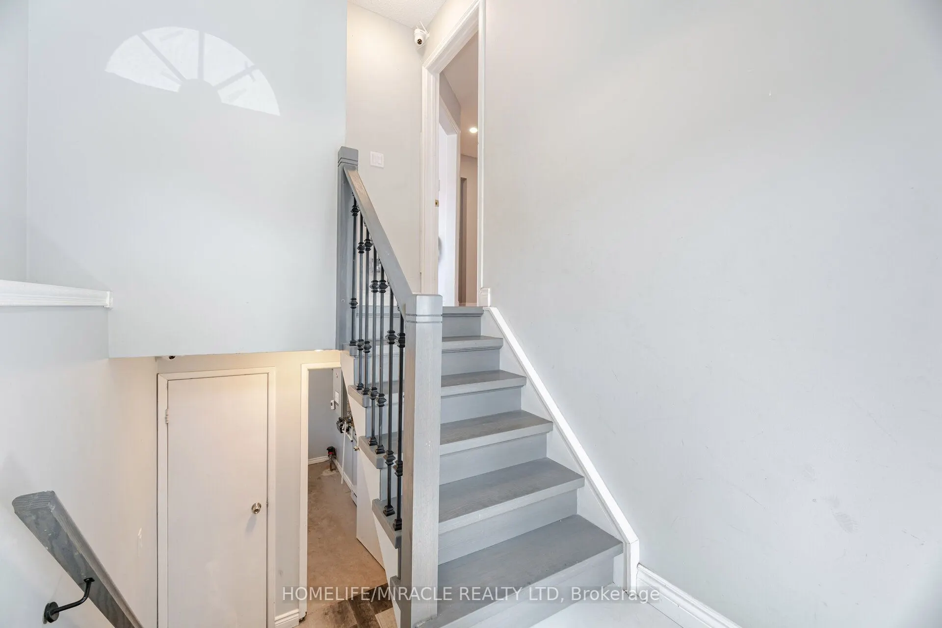 230 Taunton Road W
