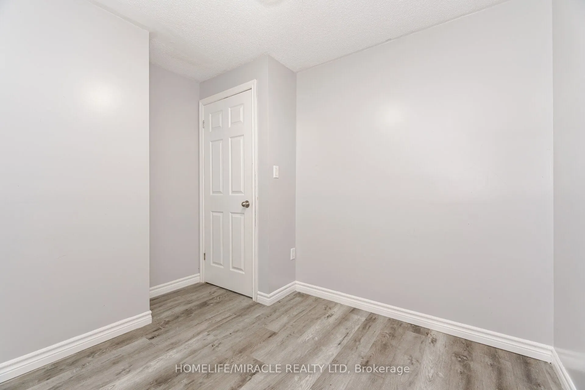 230 Taunton Road W