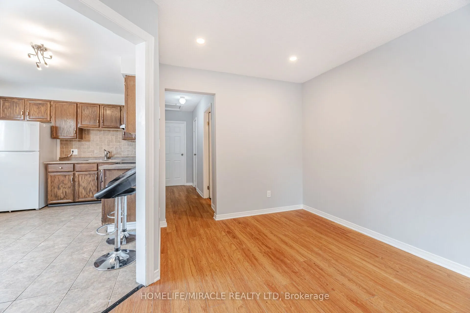 230 Taunton Road W