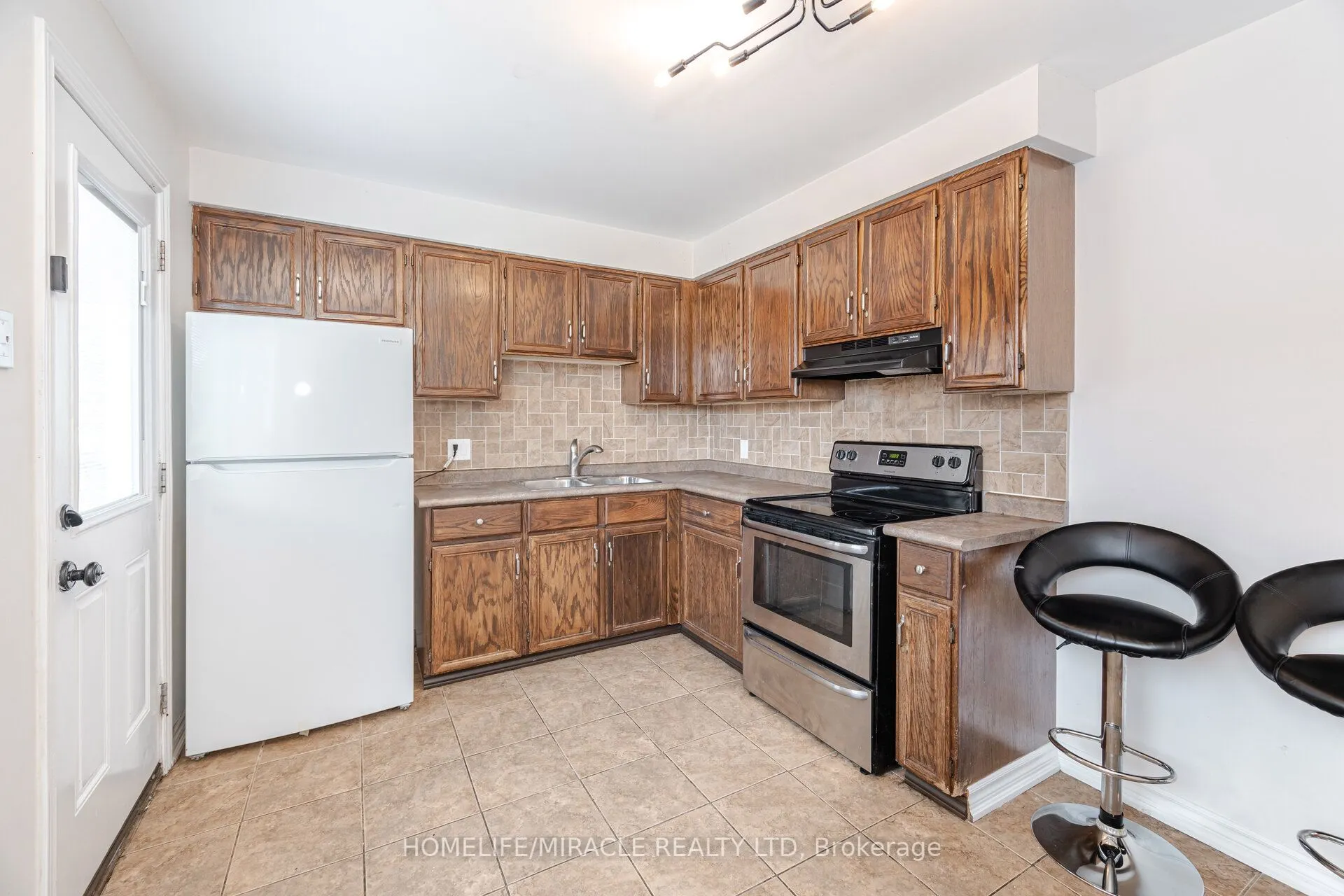 230 Taunton Road W