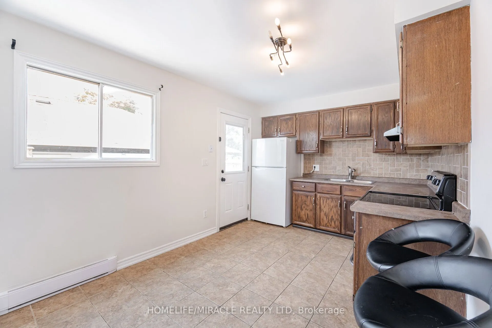 230 Taunton Road W