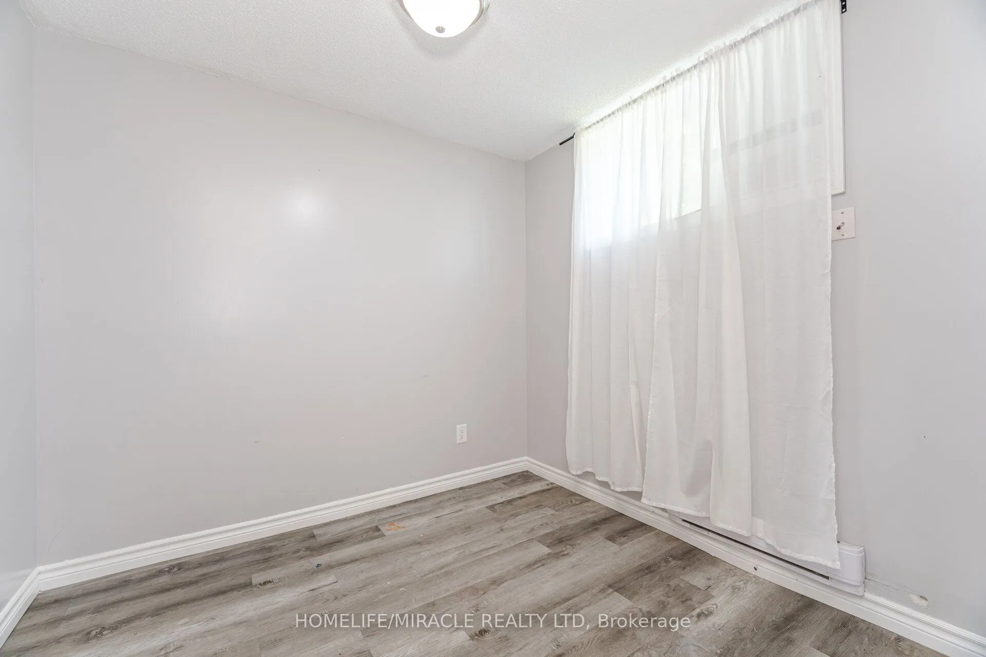 230 Taunton Road W