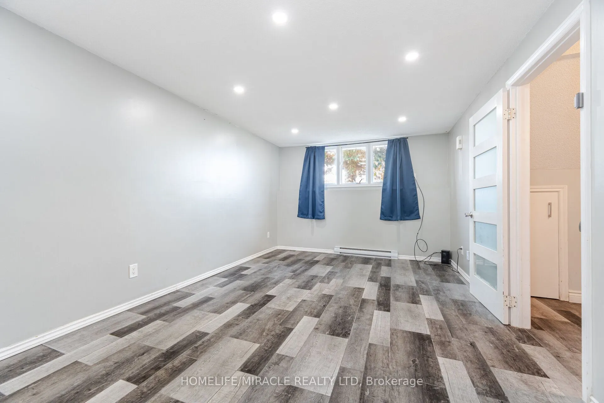 230 Taunton Road W