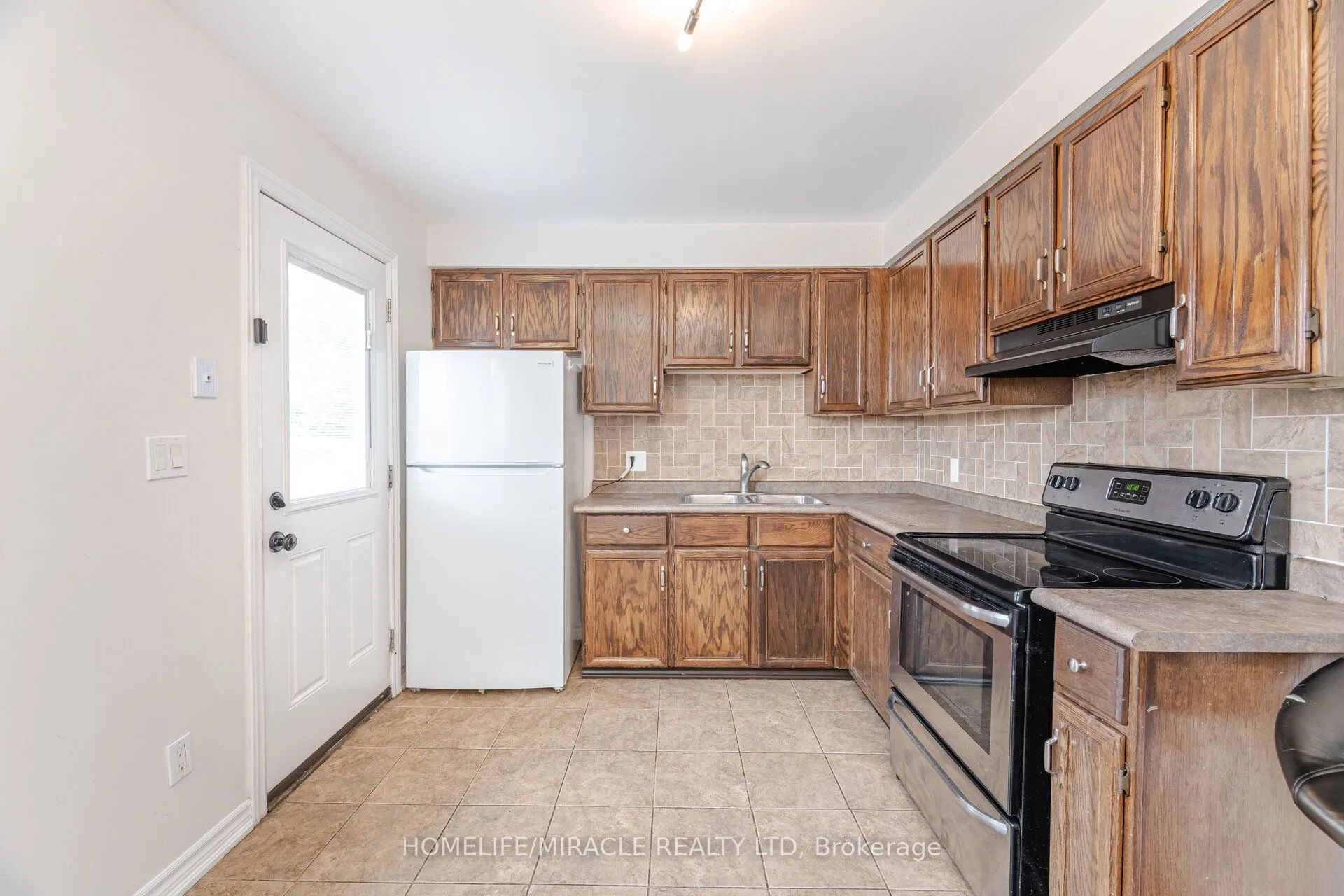 230 Taunton Road W