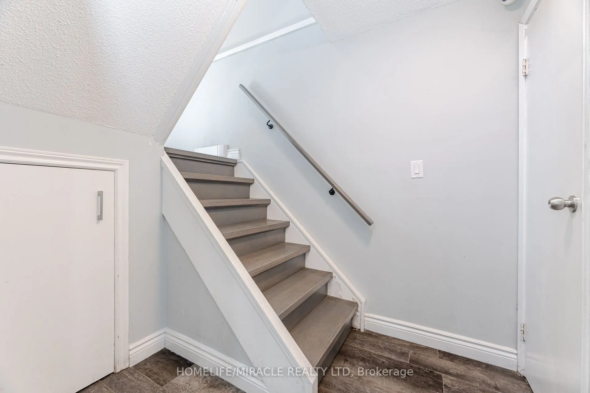 230 Taunton Road W