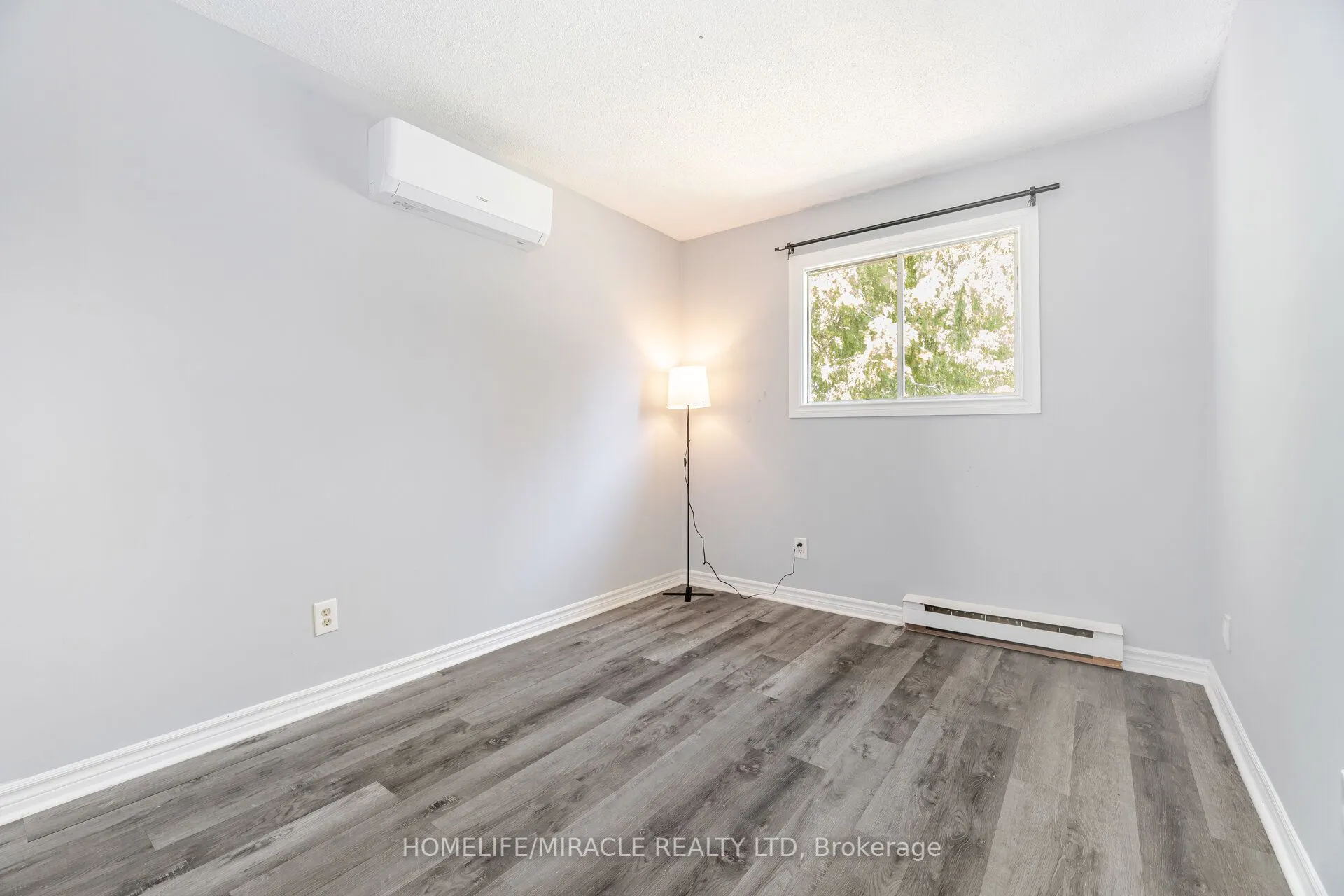 230 Taunton Road W