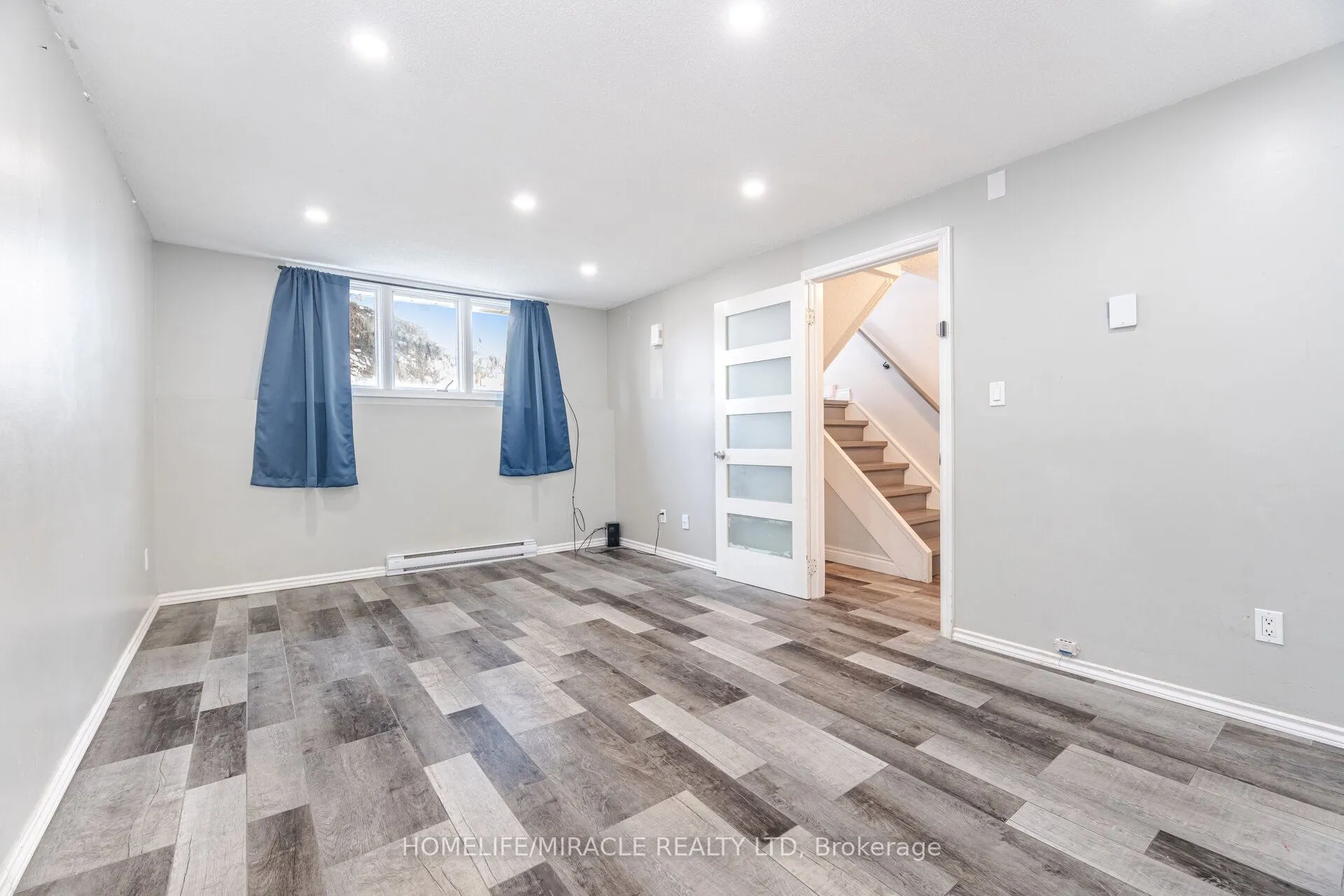 230 Taunton Road W