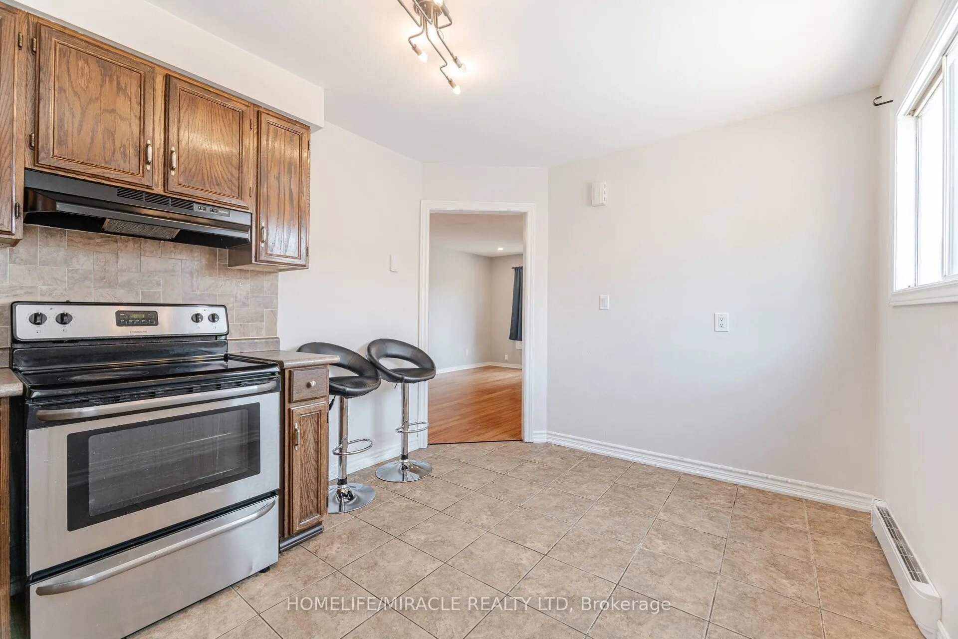 230 Taunton Road W