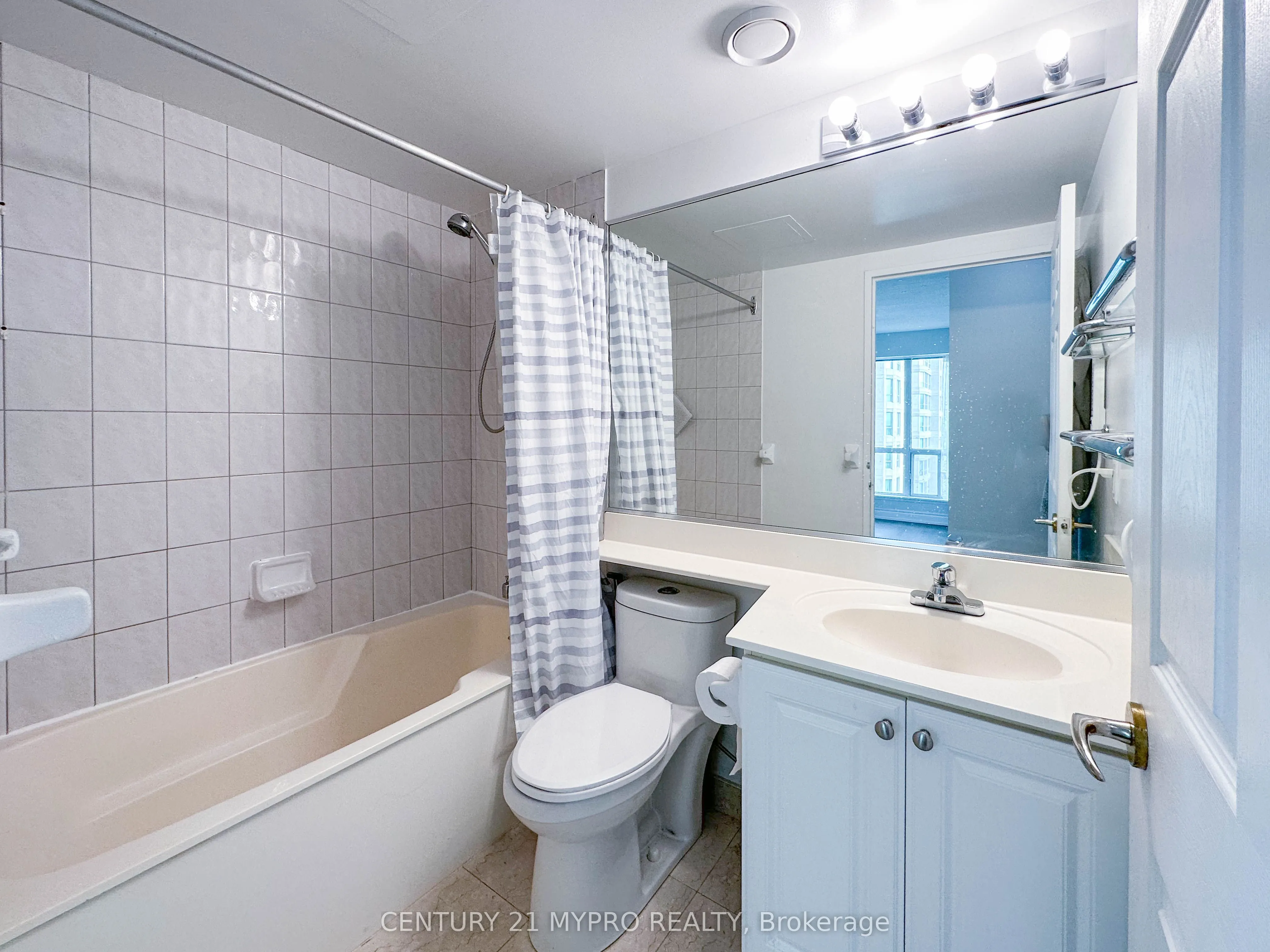 8 Lee Centre Drive #913