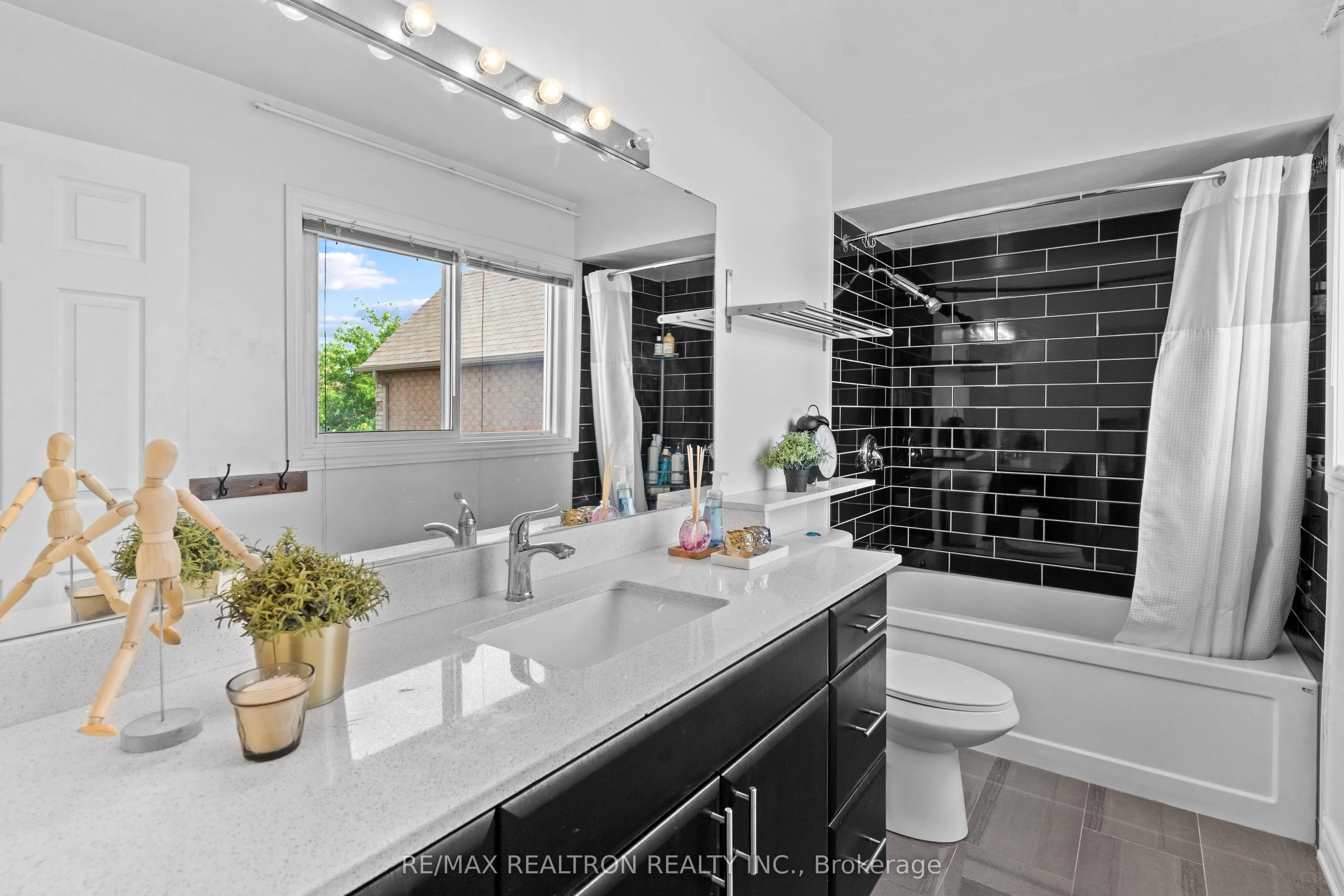 1520 Sandhurst Crescent