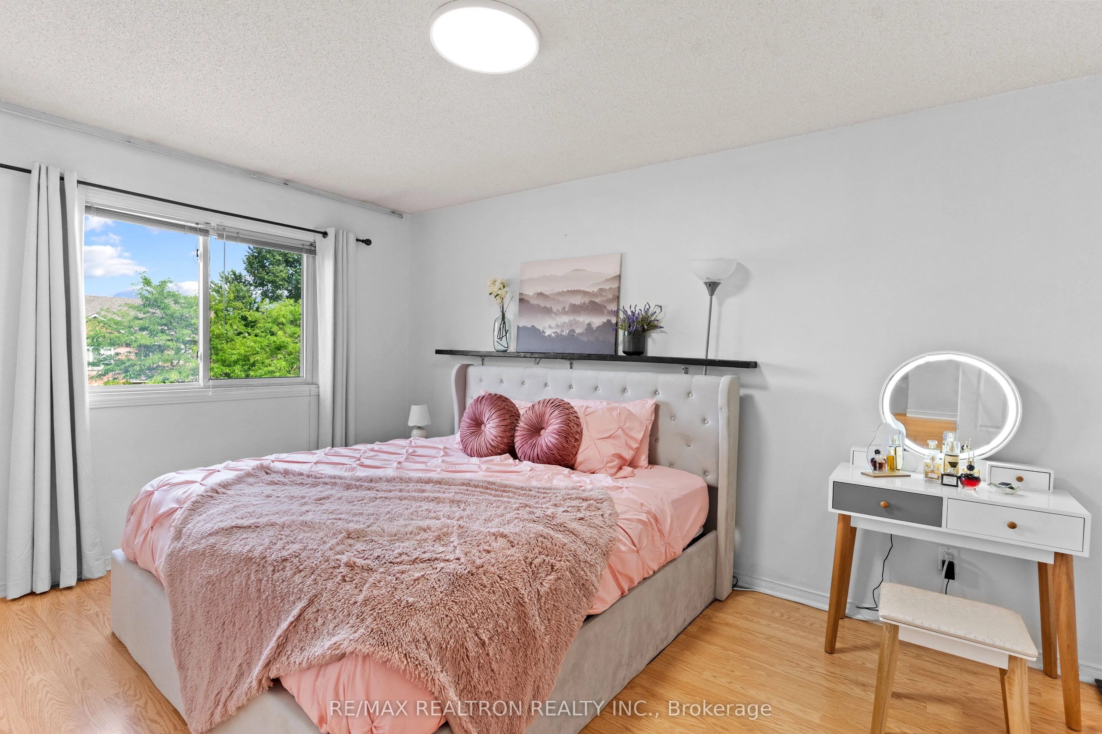 1520 Sandhurst Crescent