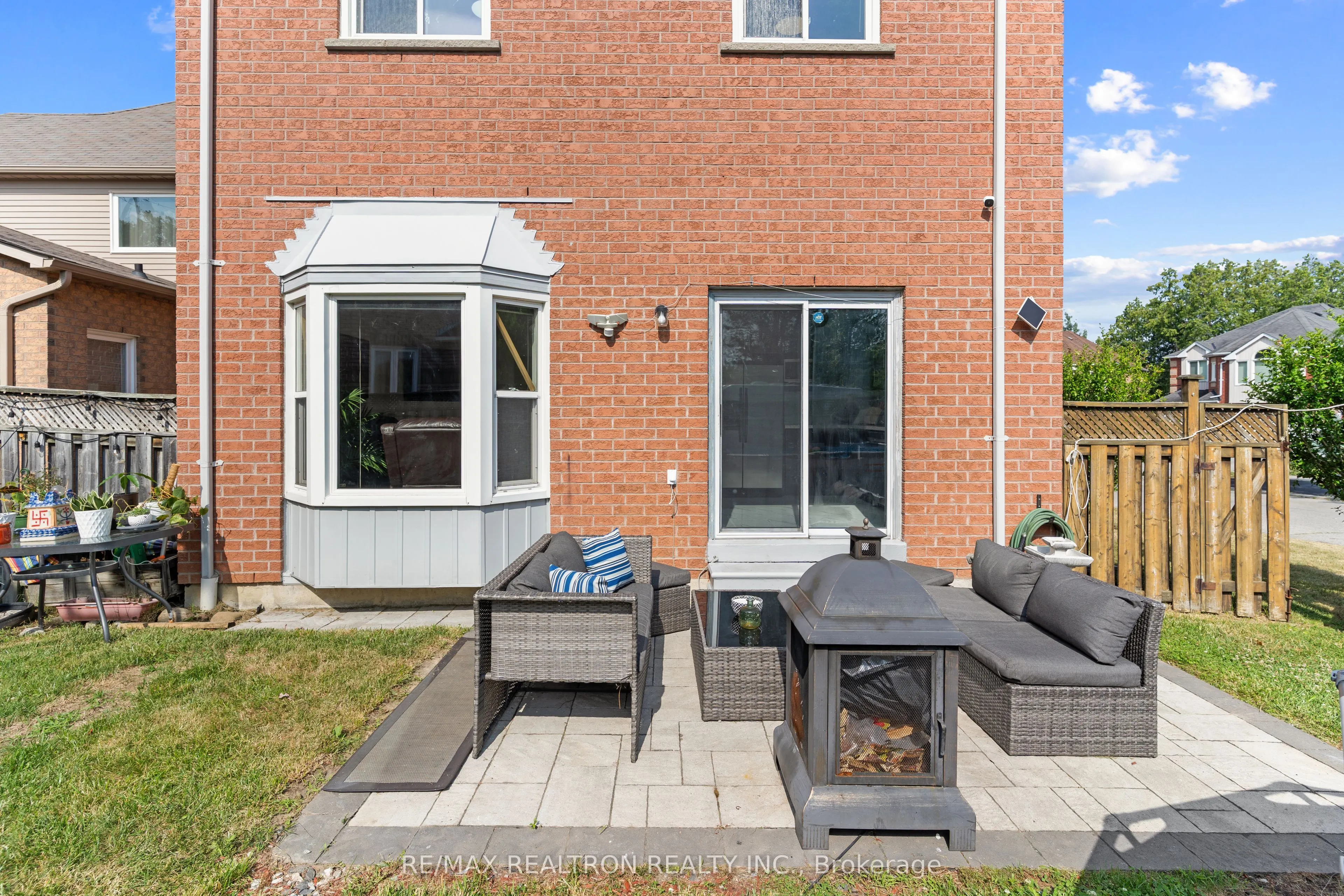 1520 Sandhurst Crescent