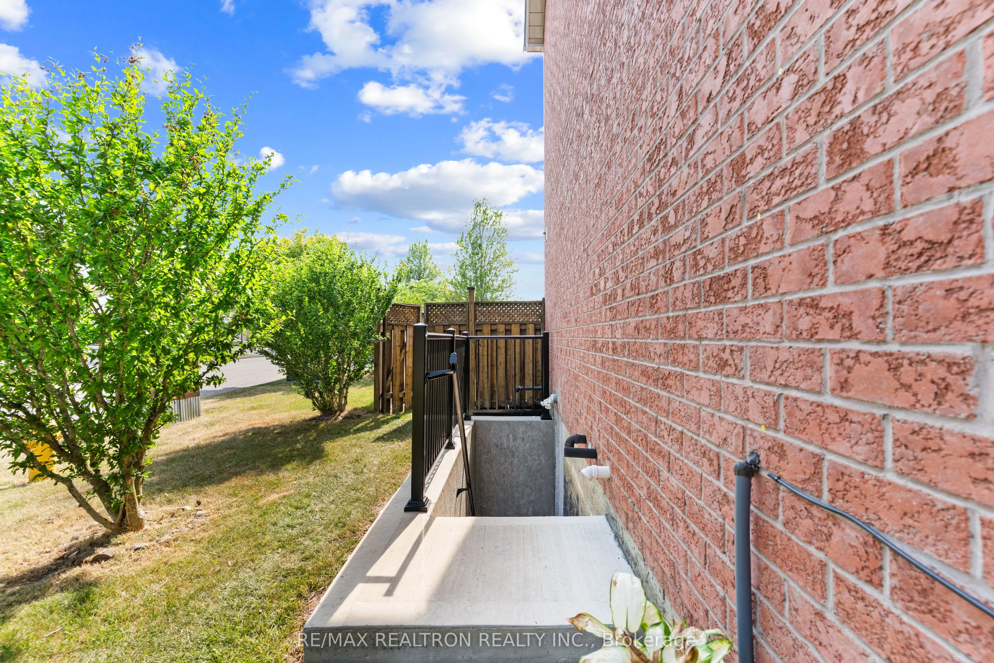 1520 Sandhurst Crescent