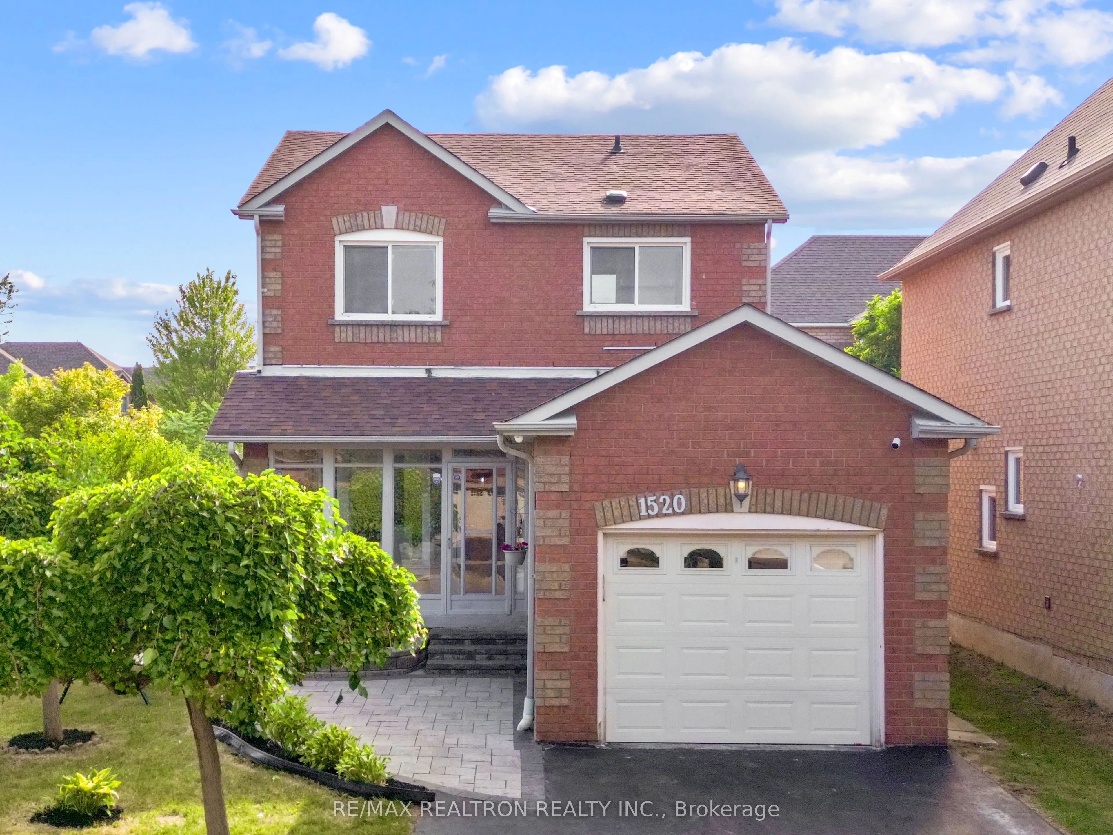 1520 Sandhurst Crescent