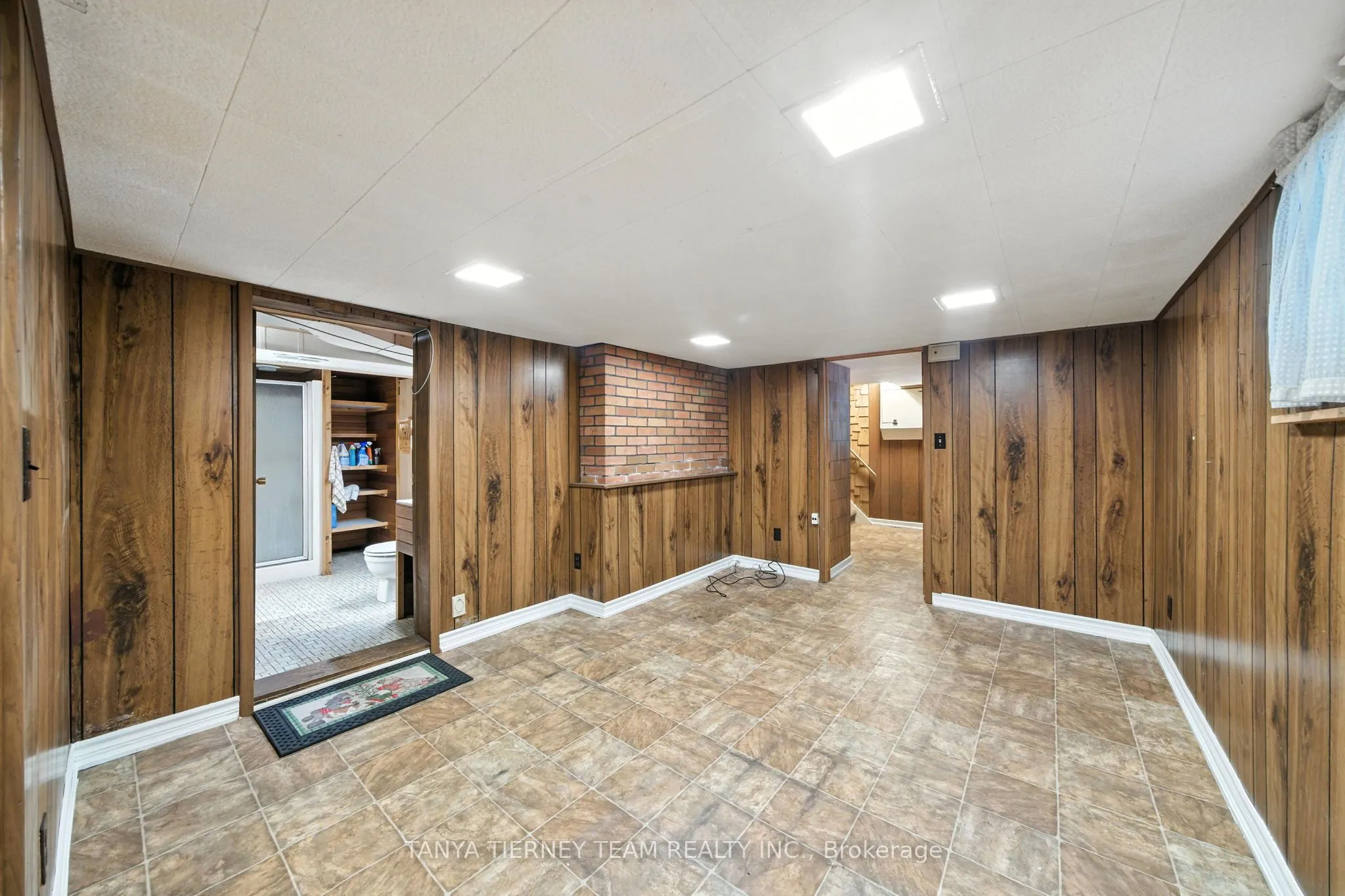 318 Centre Street S
