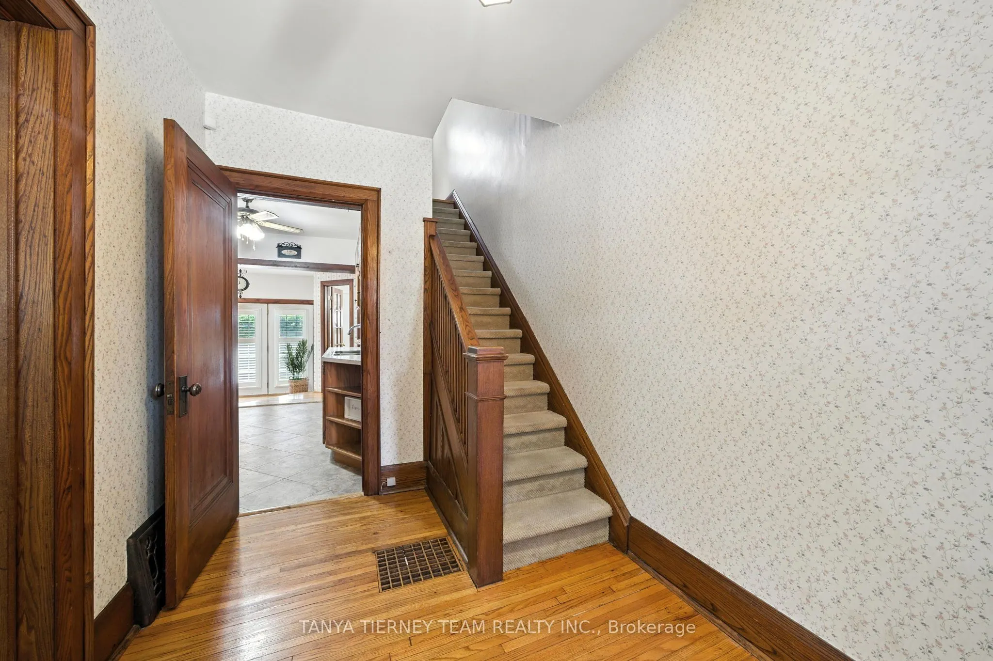 318 Centre Street S