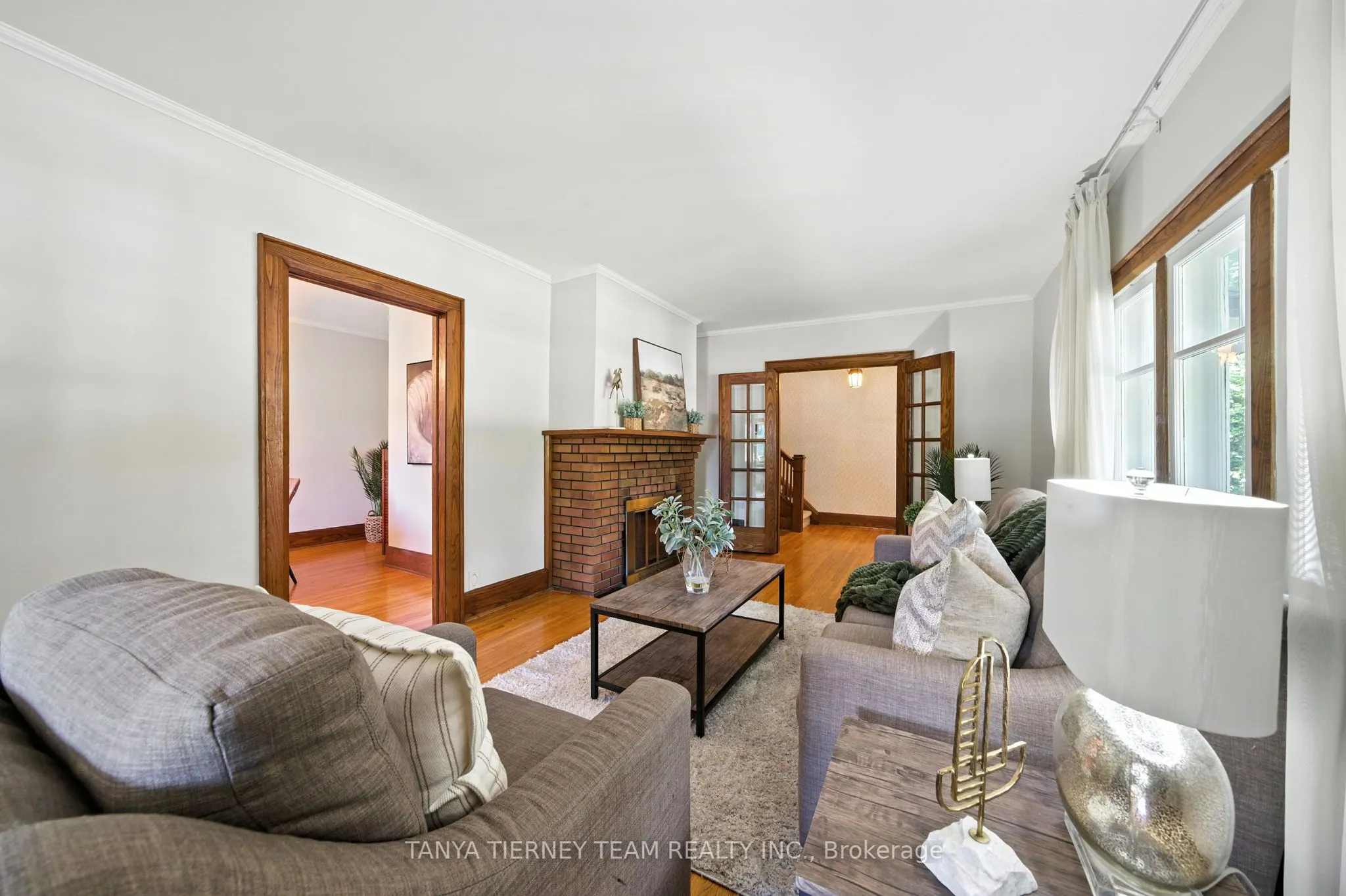 318 Centre Street S