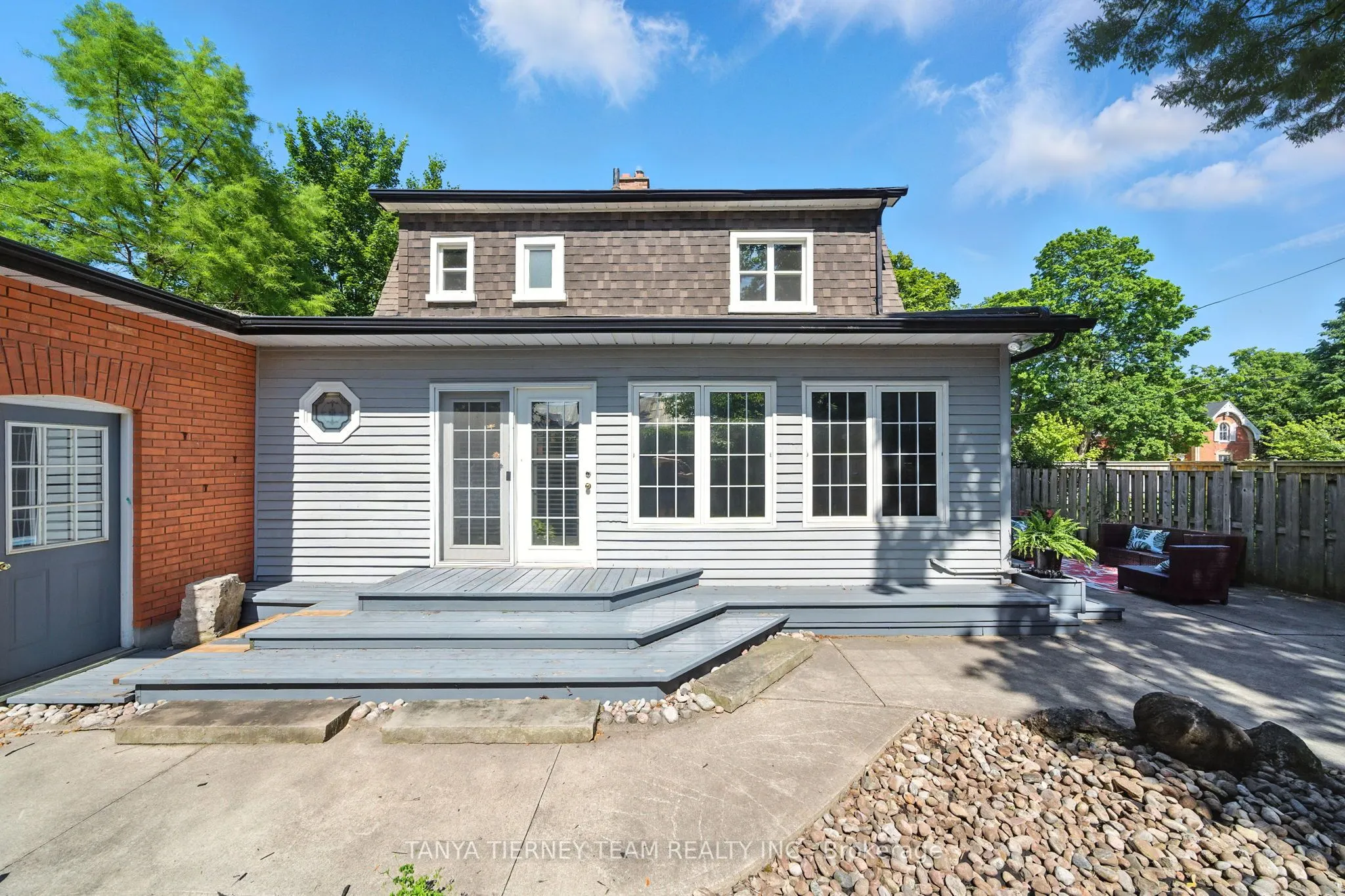 318 Centre Street S