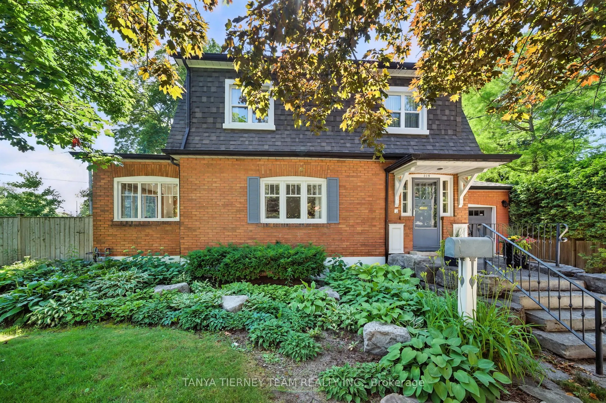 318 Centre Street S
