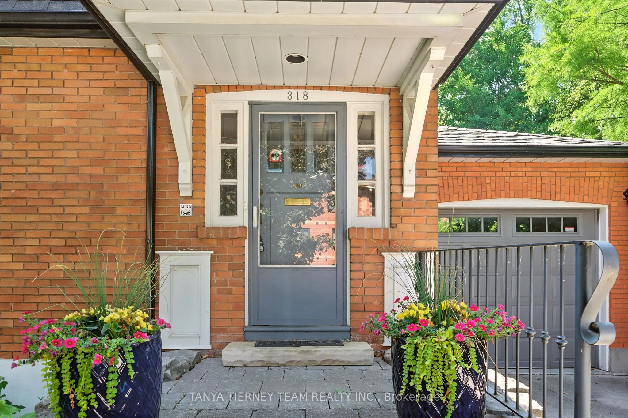 318 Centre Street S