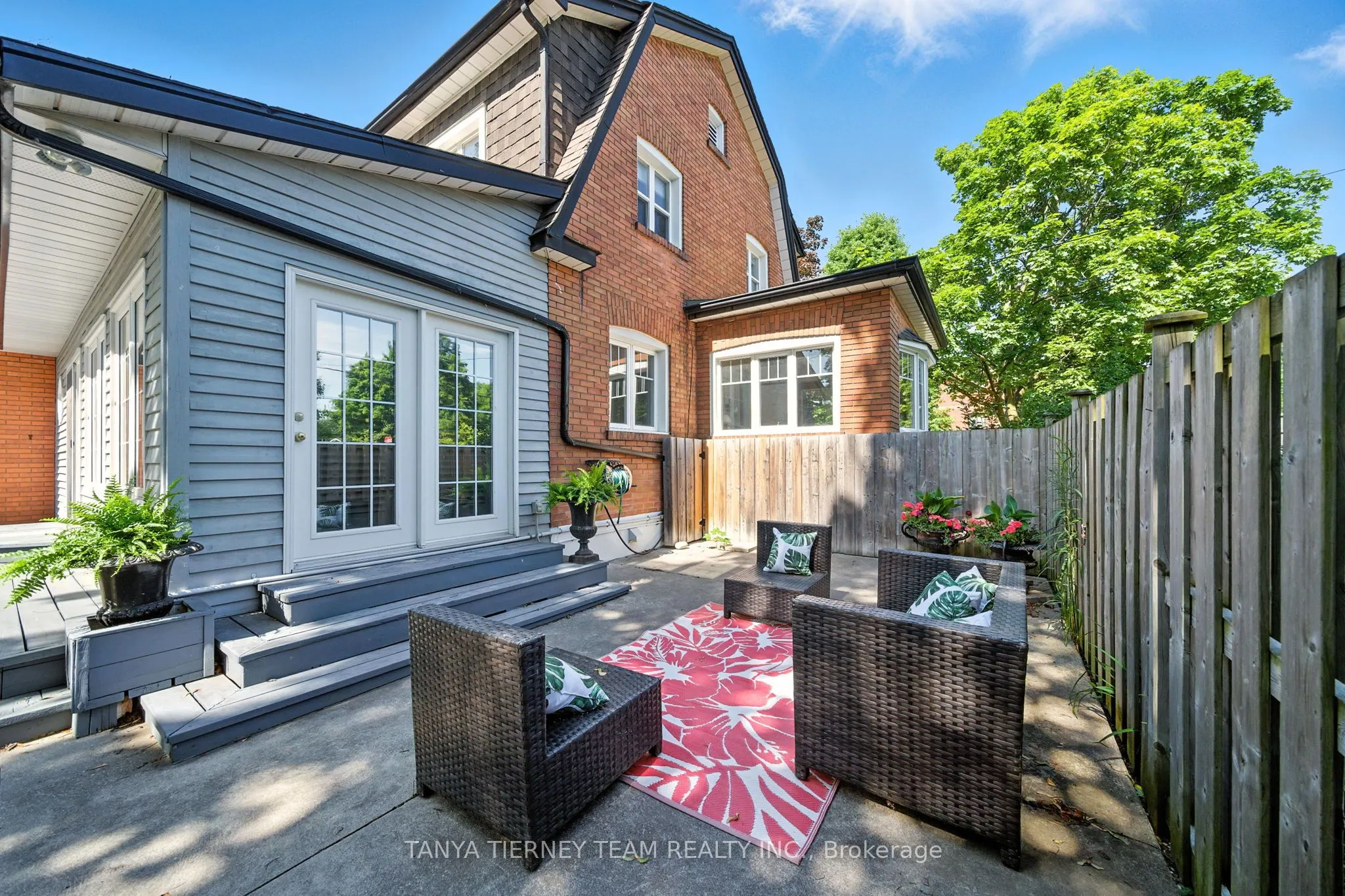 318 Centre Street S