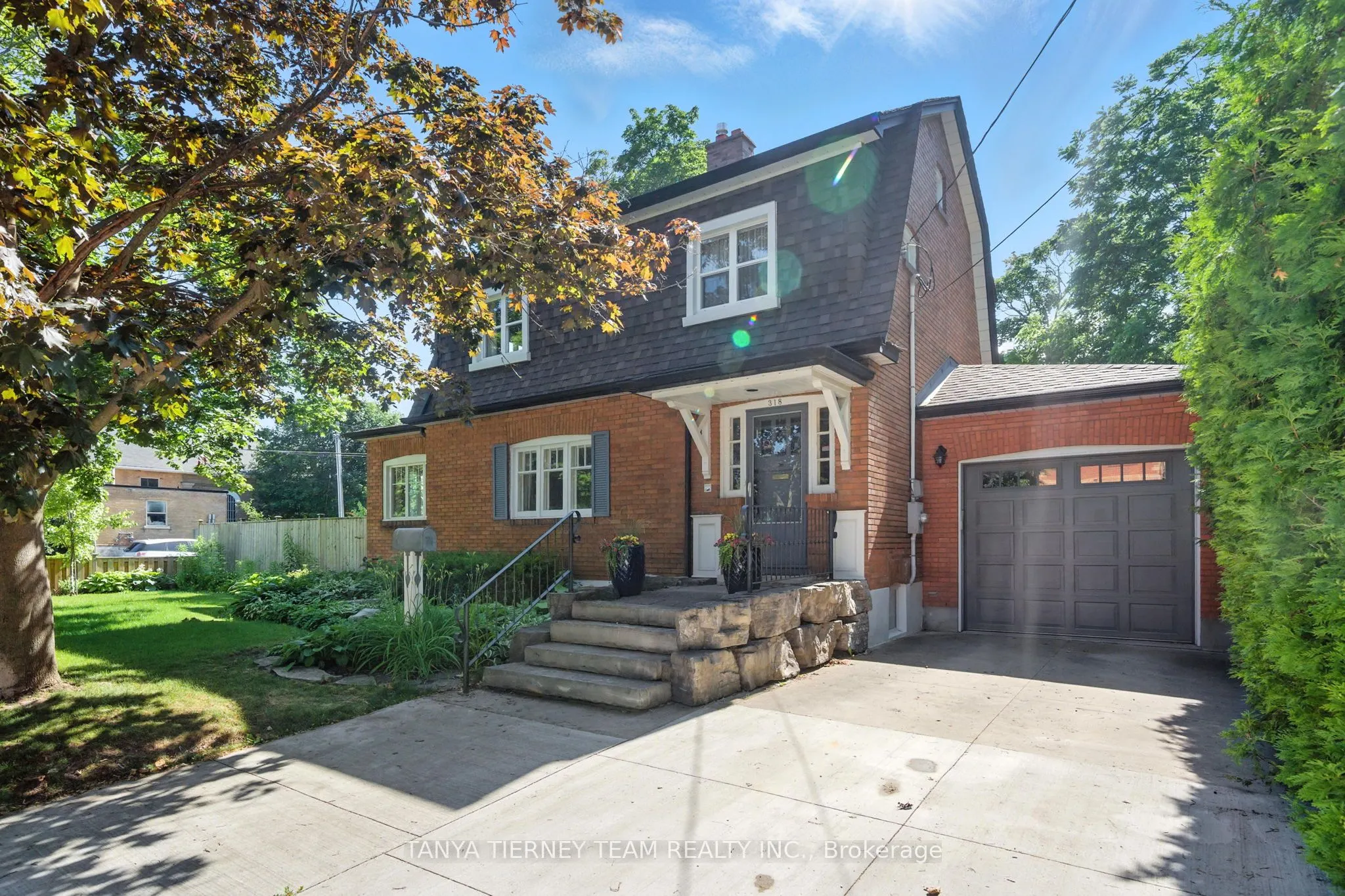 318 Centre Street S