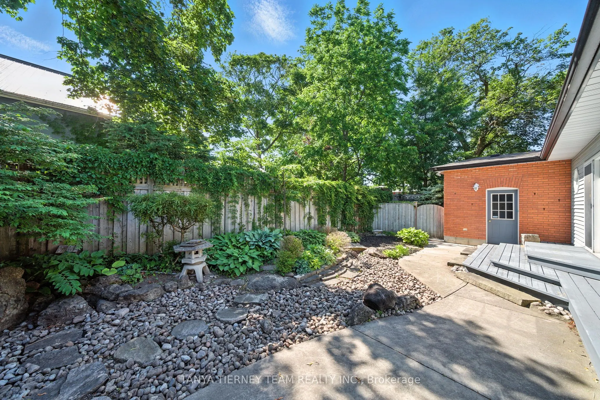 318 Centre Street S