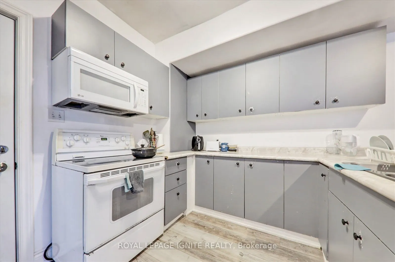 21 Colborne Street W