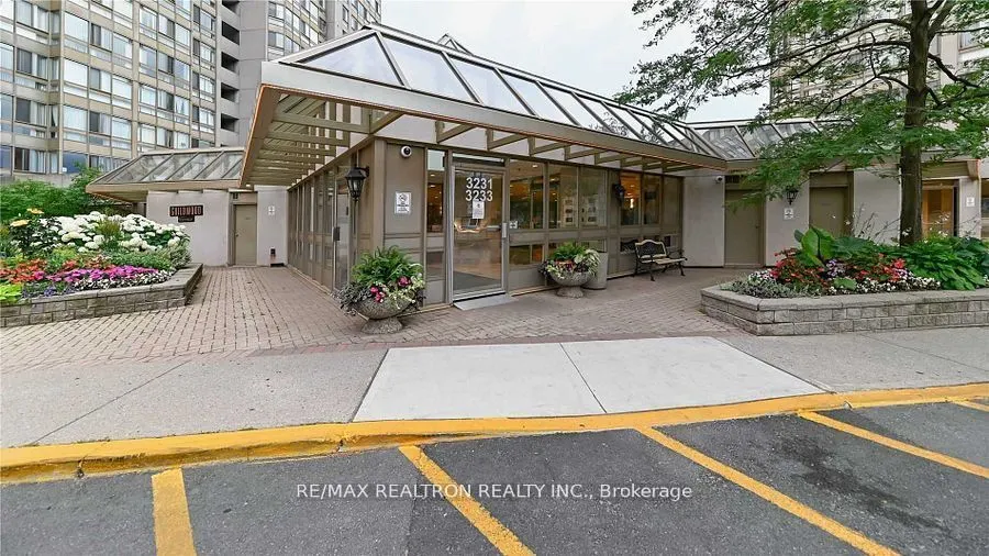 3233 Eglinton Avenue E, #402
