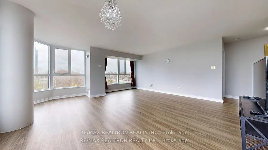 3233 Eglinton Avenue E, #402