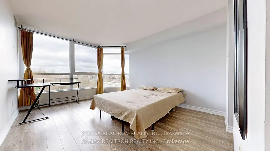 3233 Eglinton Avenue E, #402