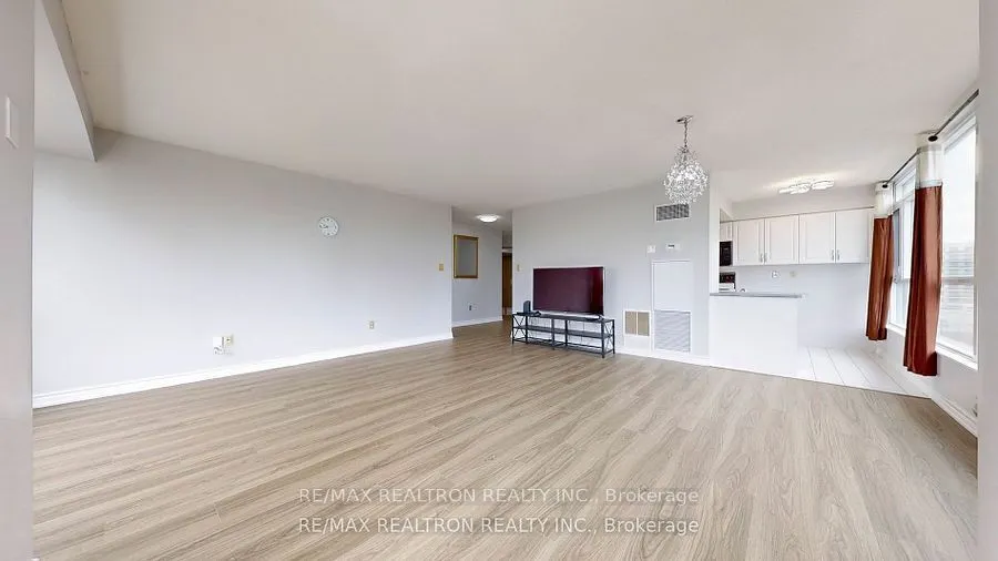 3233 Eglinton Avenue E, #402