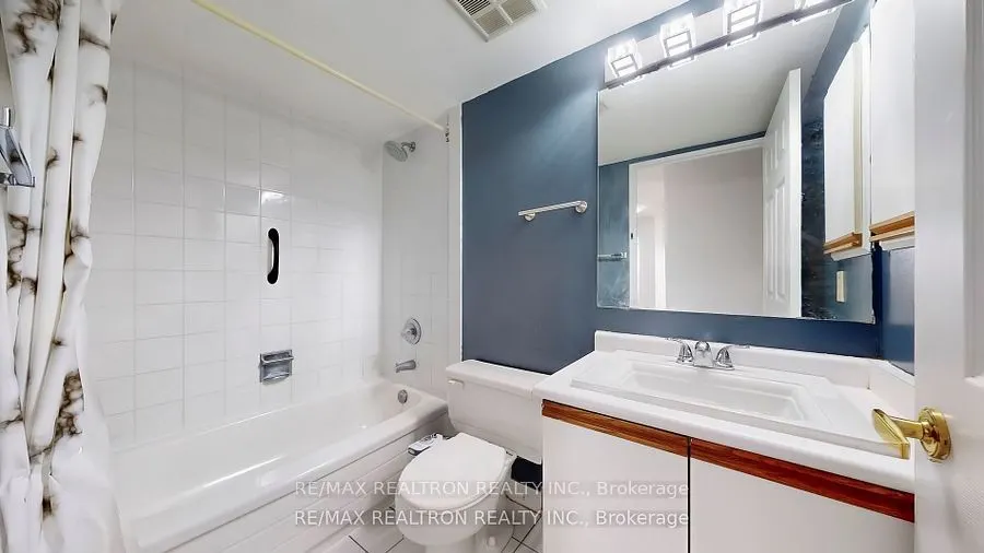 3233 Eglinton Avenue E, #402