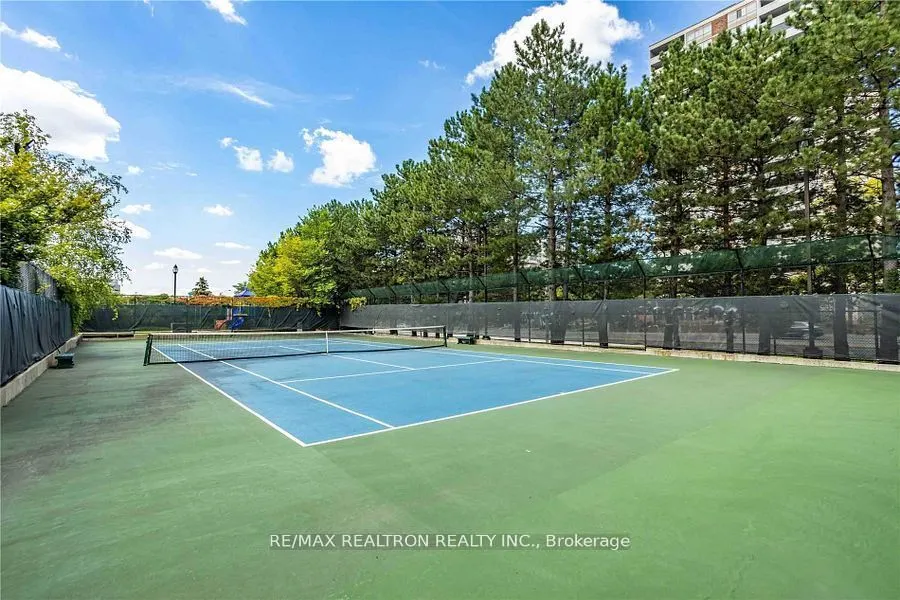 3233 Eglinton Avenue E, #402