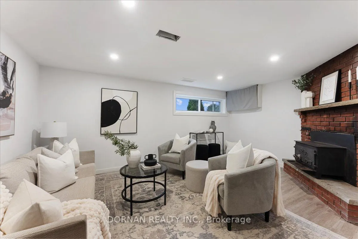 394 Rossland Road E