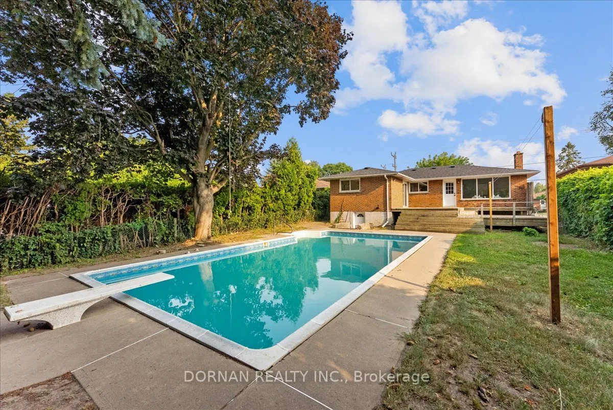 394 Rossland Road E