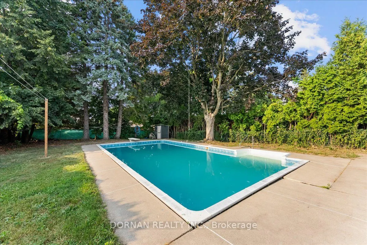 394 Rossland Road E