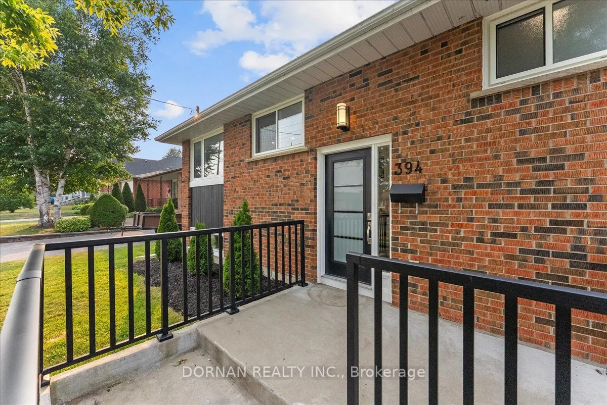 394 Rossland Road E