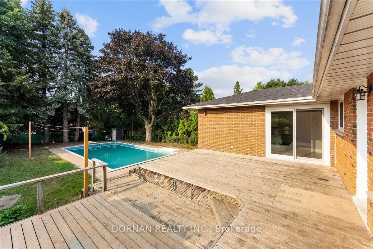394 Rossland Road E