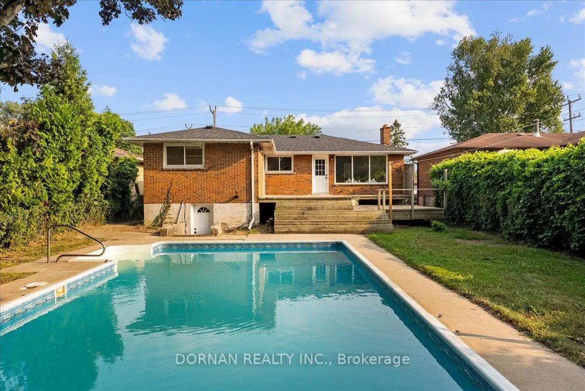 394 Rossland Road E