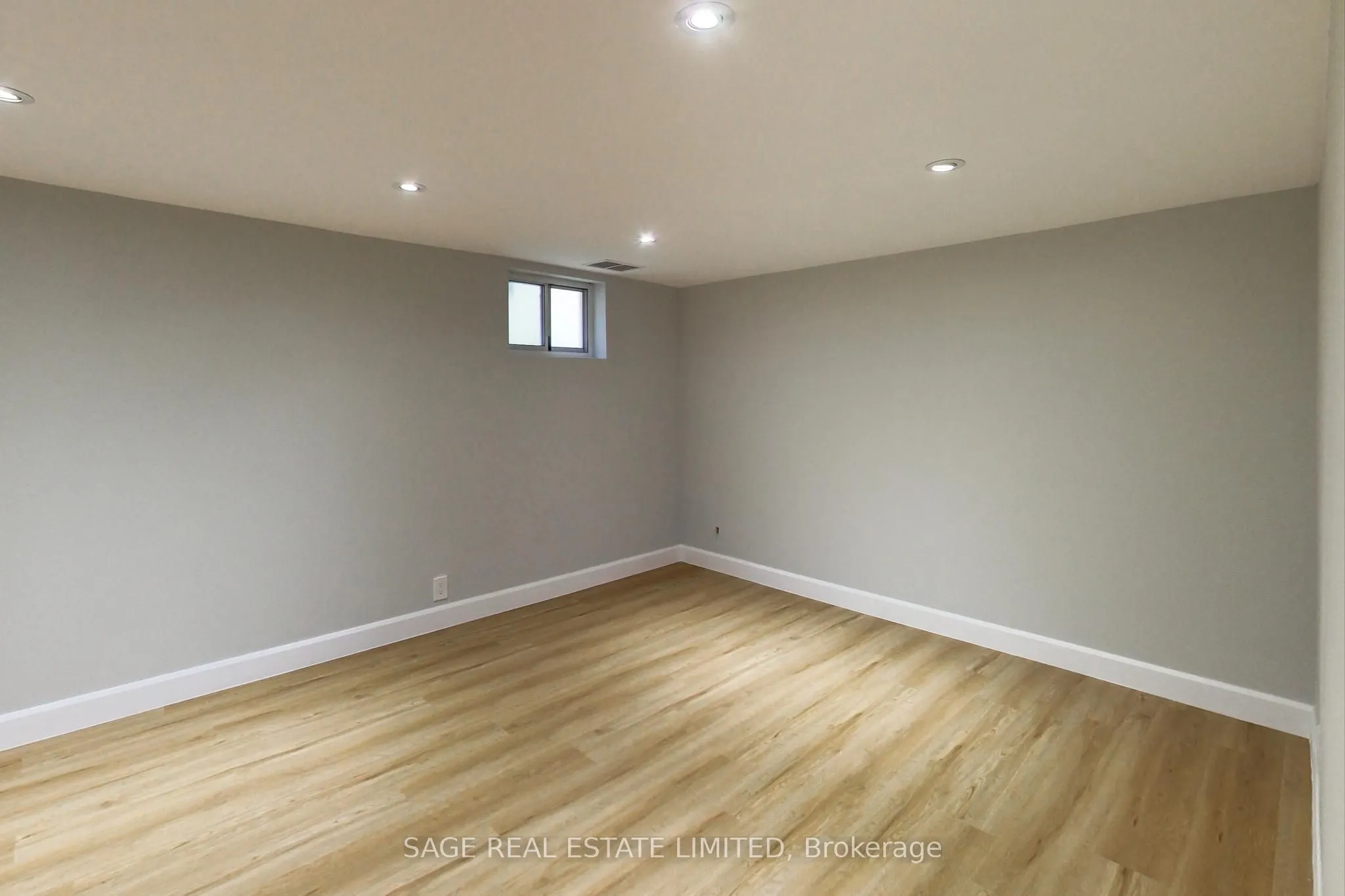 2505 Gerrard St Street E, #Lower
