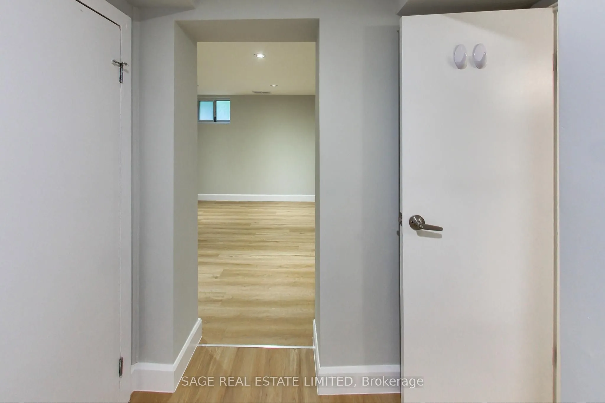 2505 Gerrard St Street E, #Lower