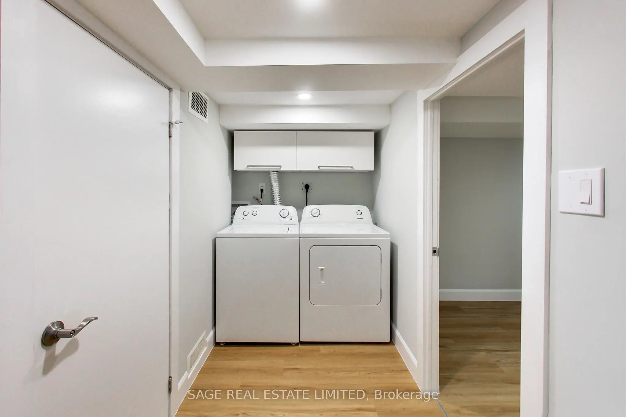 2505 Gerrard St Street E, #Lower