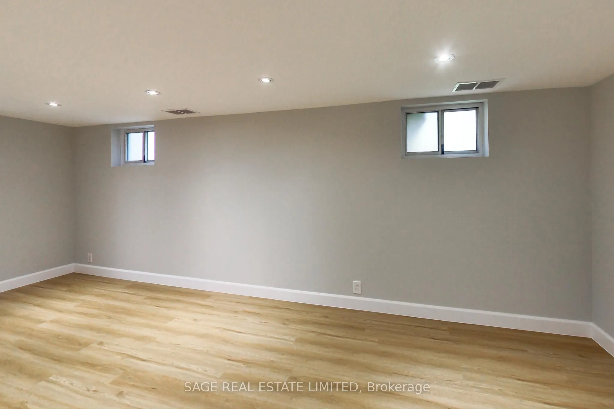 2505 Gerrard St Street E, #Lower