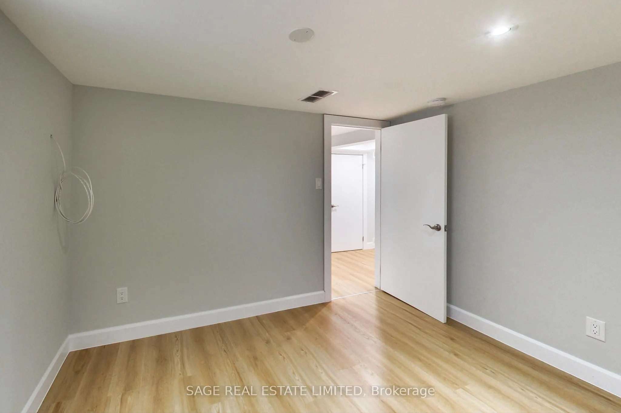 2505 Gerrard St Street E, #Lower