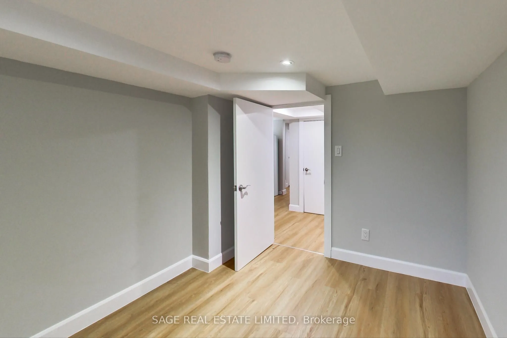2505 Gerrard St Street E, #Lower