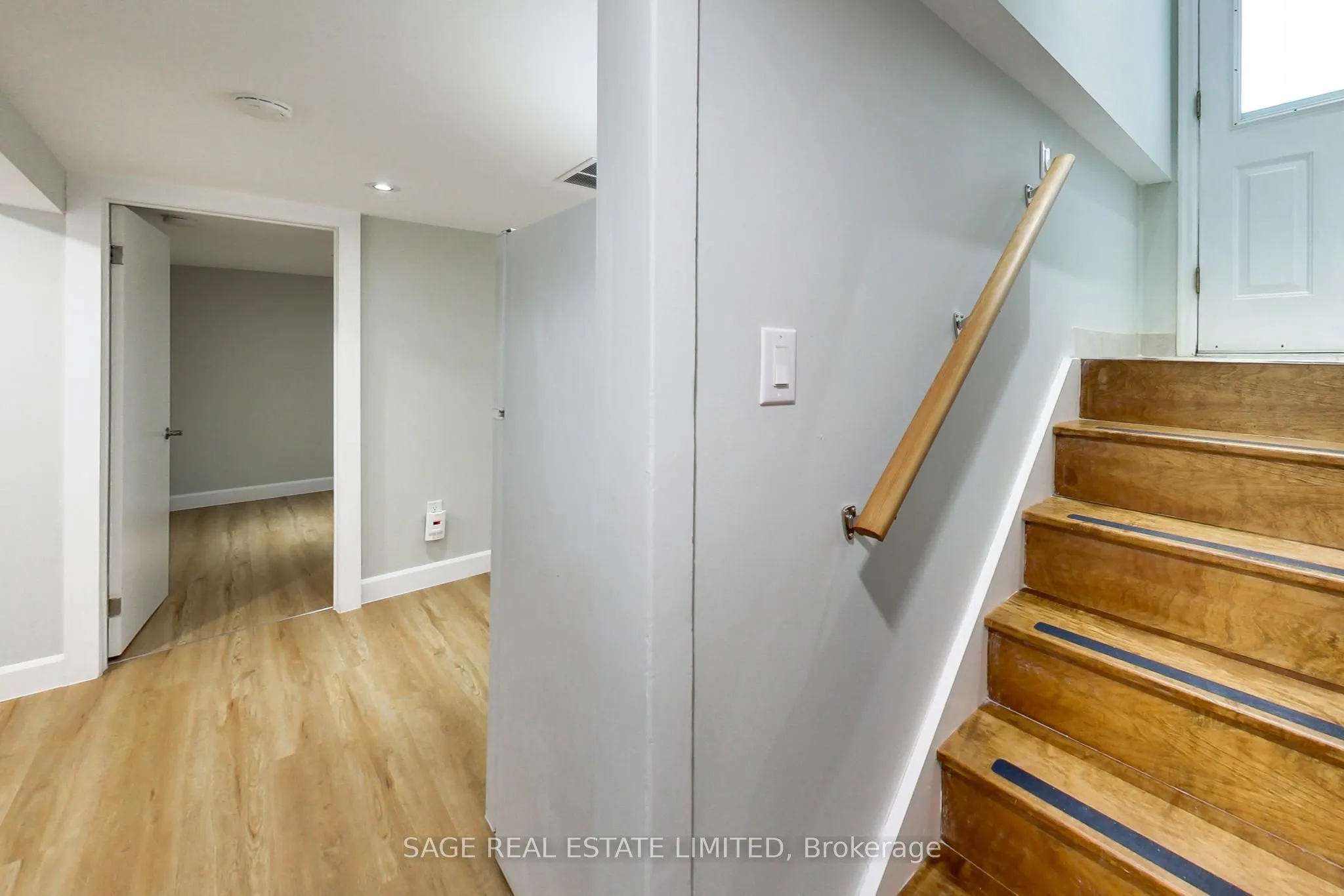 2505 Gerrard St Street E, #Lower