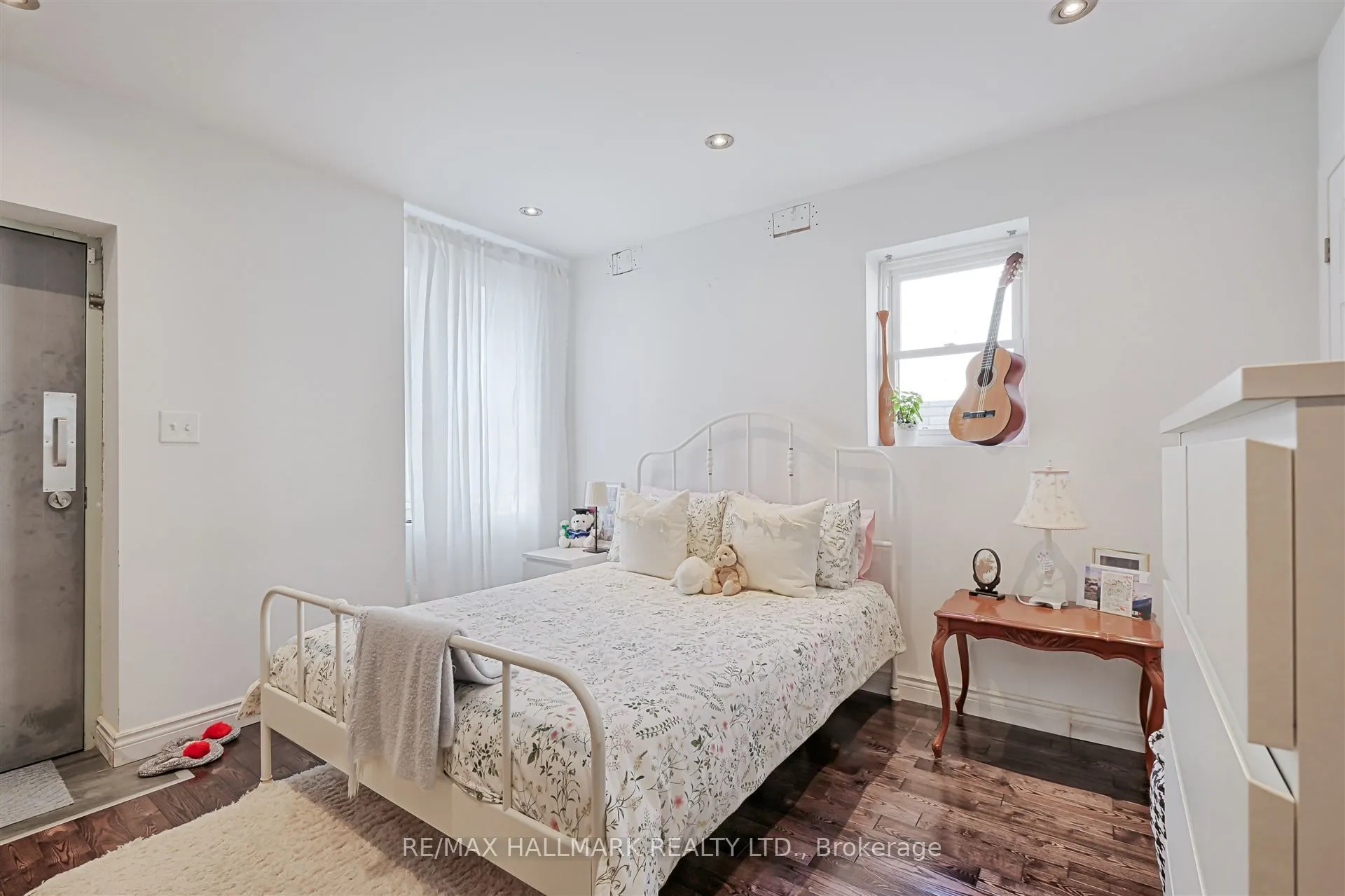 1926 Gerrard Street E